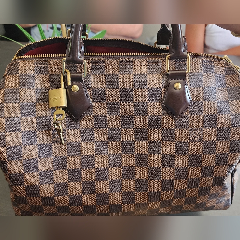 This is an authentic LOUIS VUITTON Damier Ebene Speedy 30. This stylish handbag. - Picture 2 of 15